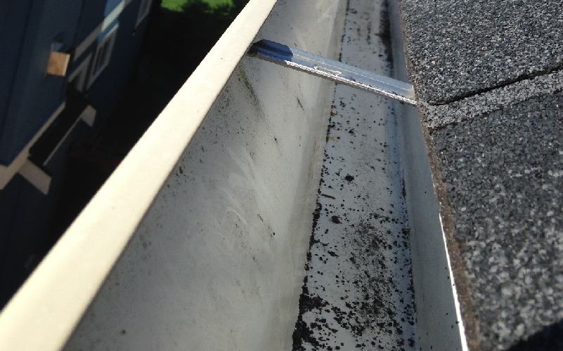 Clean gutters in Langford BC